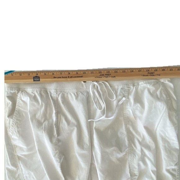 Catherine's Cargo Capris, White Size 2X (22/24w) - Picture 6 of 7